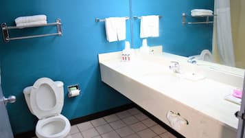 Ensemble douche/baignoire, articles de toilette gratuits, sèche-cheveux