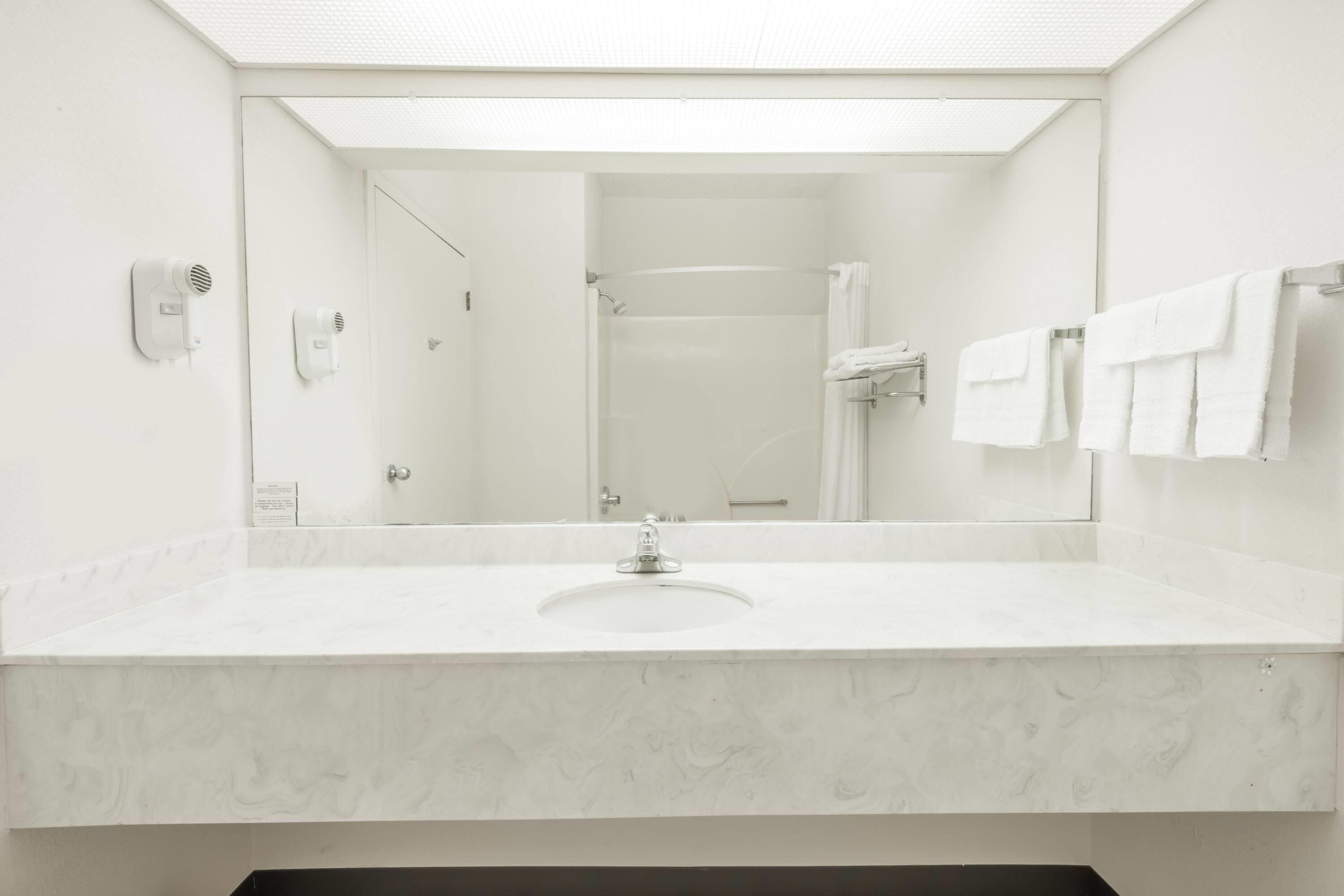 Combined shower/bathtub, free toiletries, hair dryer, towels