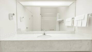 Kombinert dusj/badekar, toalettartikler (inkludert) og hårføner