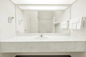 Ensemble douche/baignoire, articles de toilette gratuits, sèche-cheveux