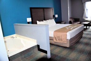 Bureau, fer et planche à repasser, lits bébé (en supplément)