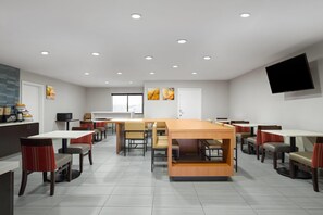 Free daily self-service breakfast  - Wingate by Wyndham Los Alamos (Los Alamos)