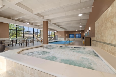 Innenpool. Drury Plaza Hotel St. Louis Creve Coeur