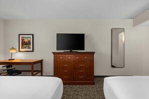 Desk, blackout drapes, iron/ironing board, free cribs/infant beds - Drury Plaza Hotel St. Louis Creve Coeur (St. Louis)