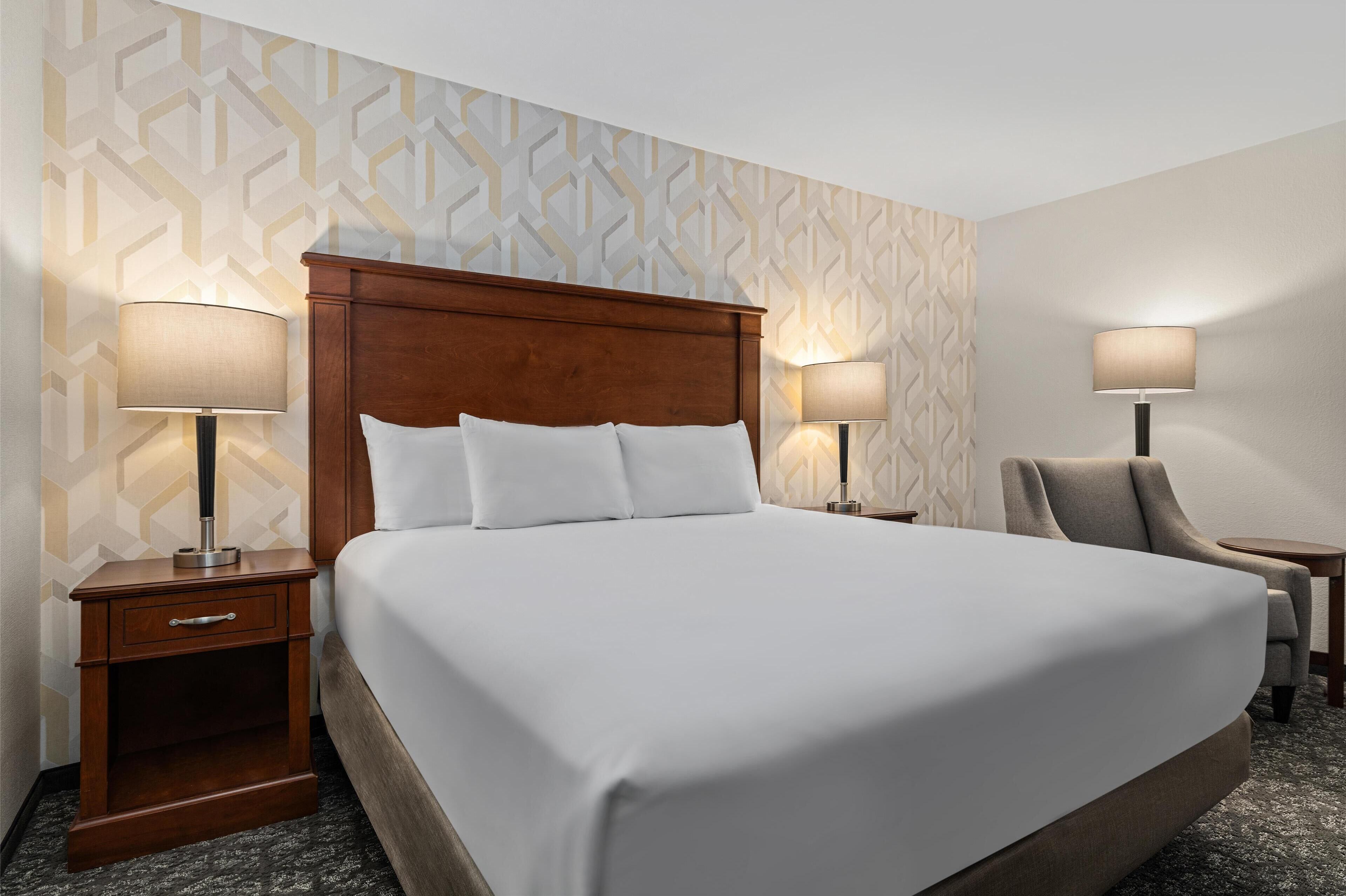 デスク、遮光カーテン、アイロン / アイロン台、ベビーベッド (無料)