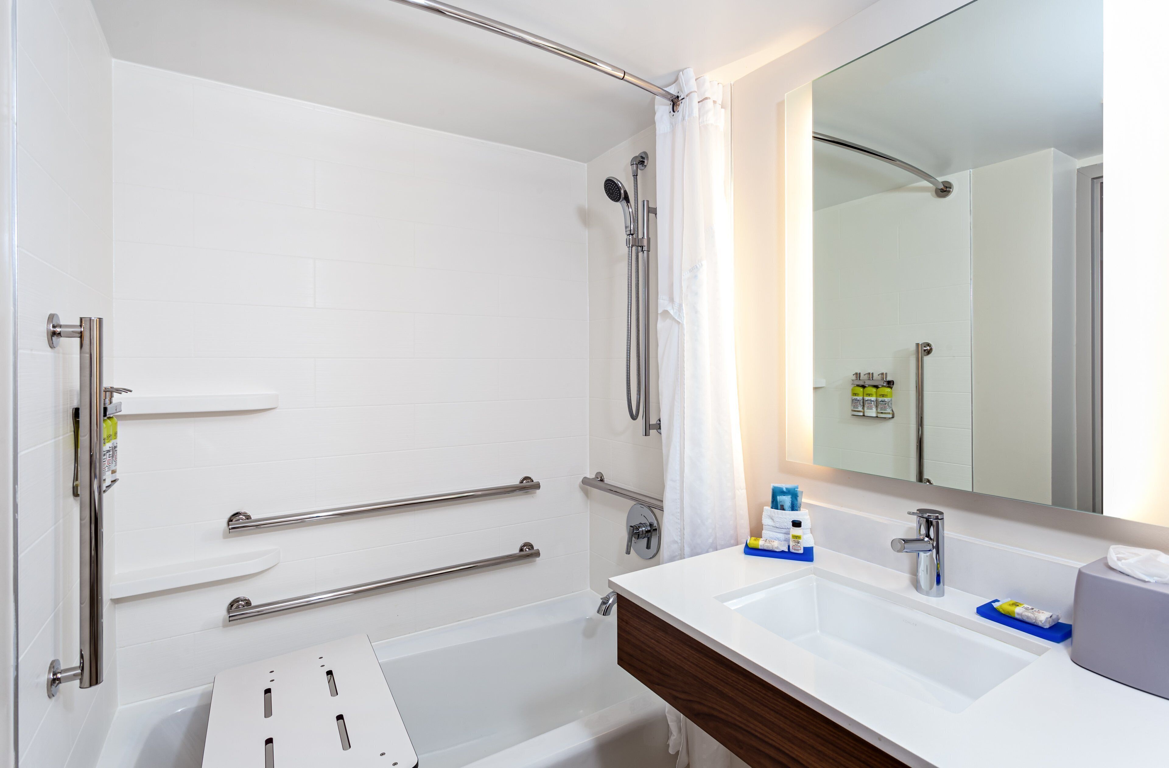 standard room, 1 king bed, accessible | bathroom | combined shower/bathtub, eco-friendly toiletries, hair dryer, towels