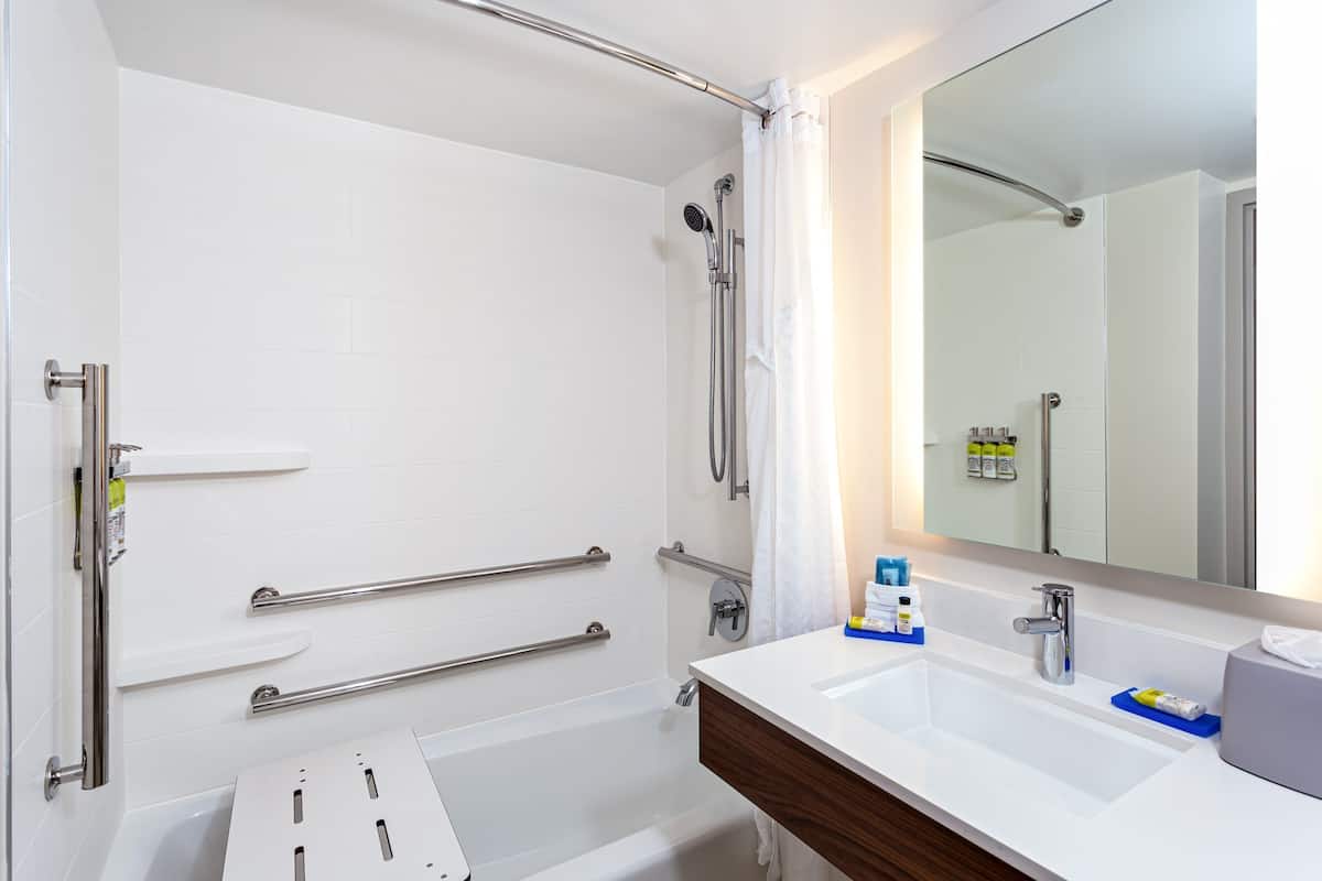 standard room, 1 king bed, accessible | bathroom | combined shower/bathtub, eco-friendly toiletries, hair dryer, towels