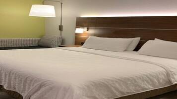 Een kluis op de kamer, een bureau, een laptopwerkplek