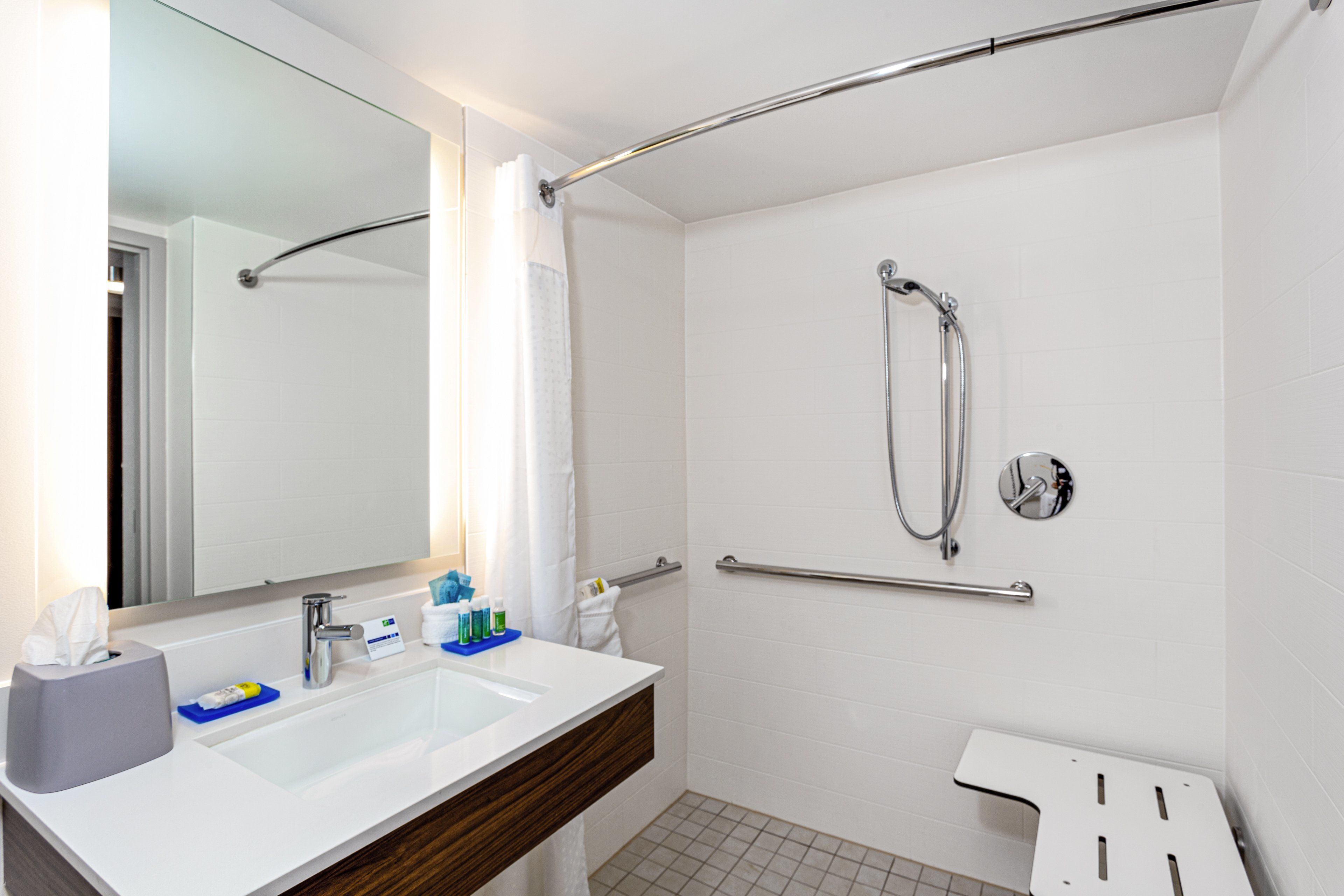 standard room, 1 king bed, accessible | bathroom | combined shower/bathtub, eco-friendly toiletries, hair dryer, towels