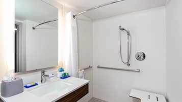 Bañera con ducha, artículos de tocador ecológicos, secador de pelo