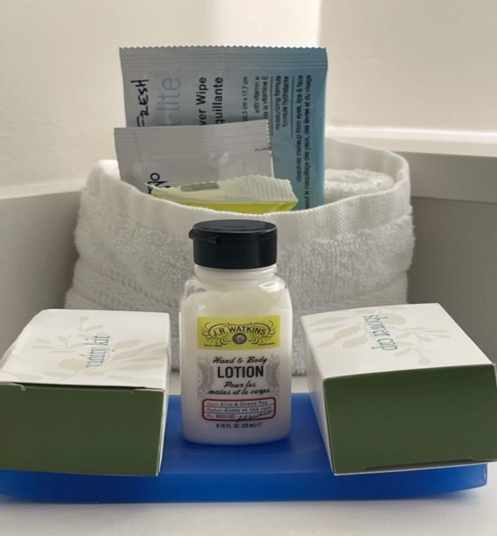 combined shower/bathtub, eco-friendly toiletries, hair dryer, towels