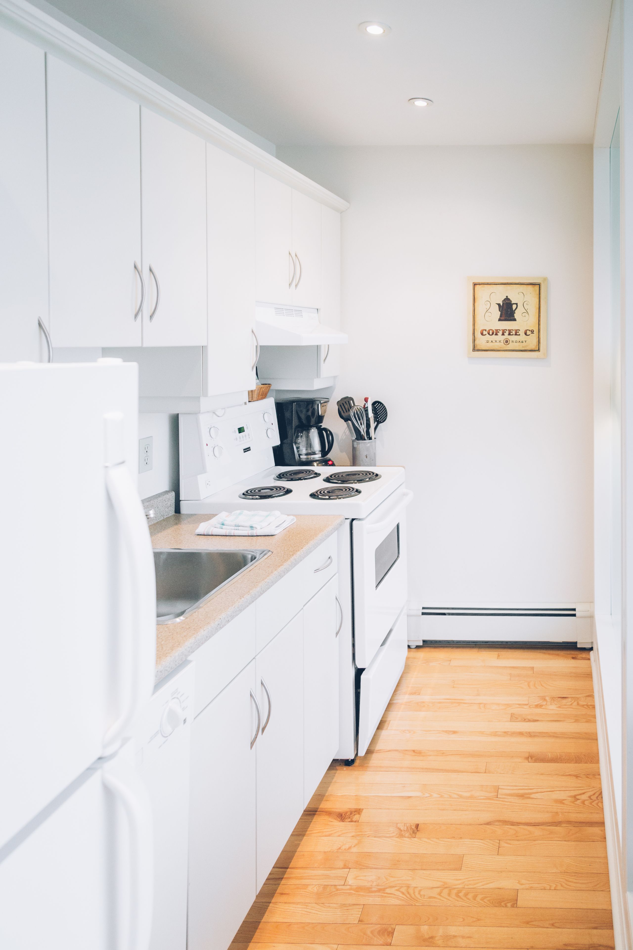 deluxe studio suite, 1 bedroom, kitchen | private kitchen | coffee/tea maker