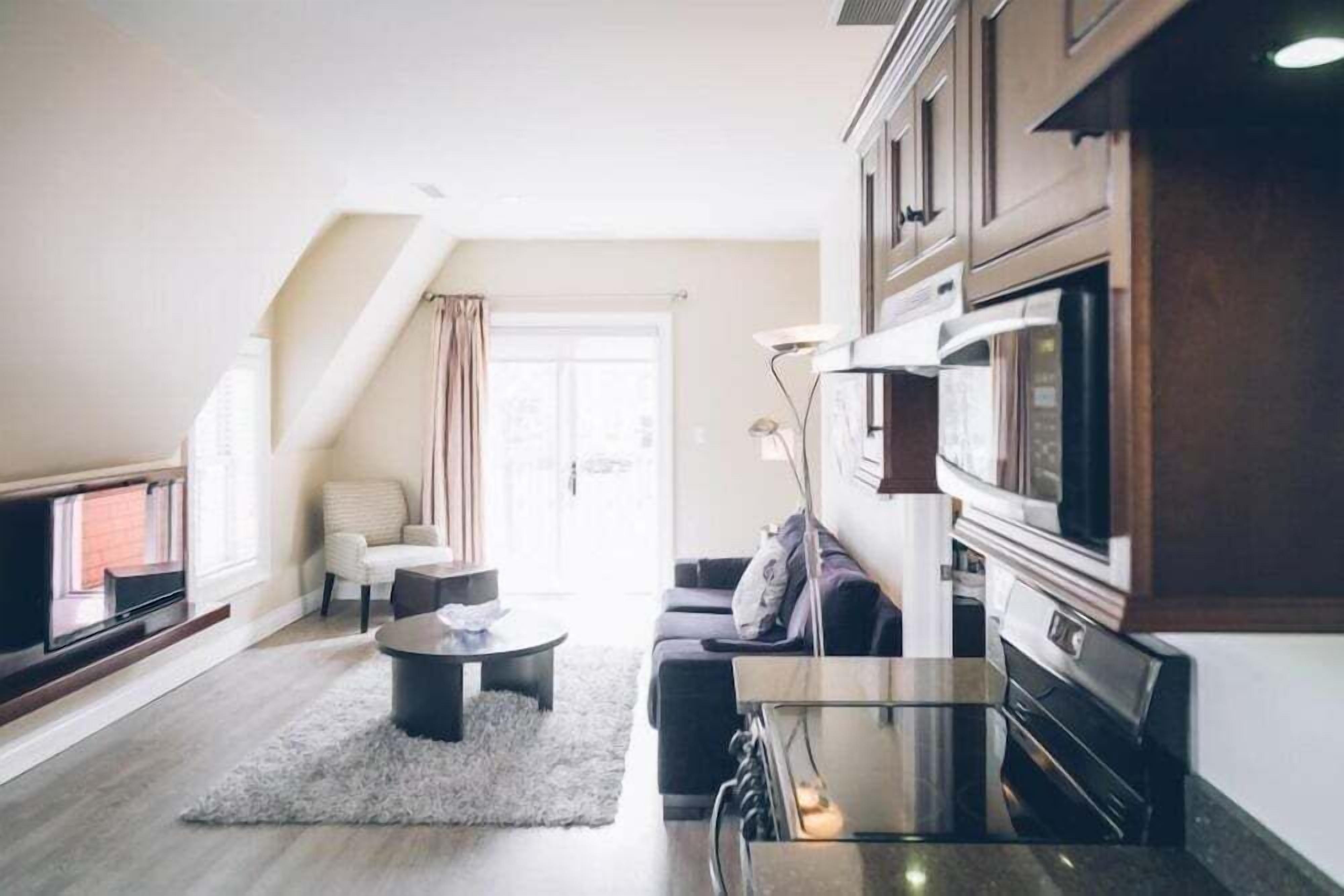 Living area | Flat-screen TV, iPod dock, books