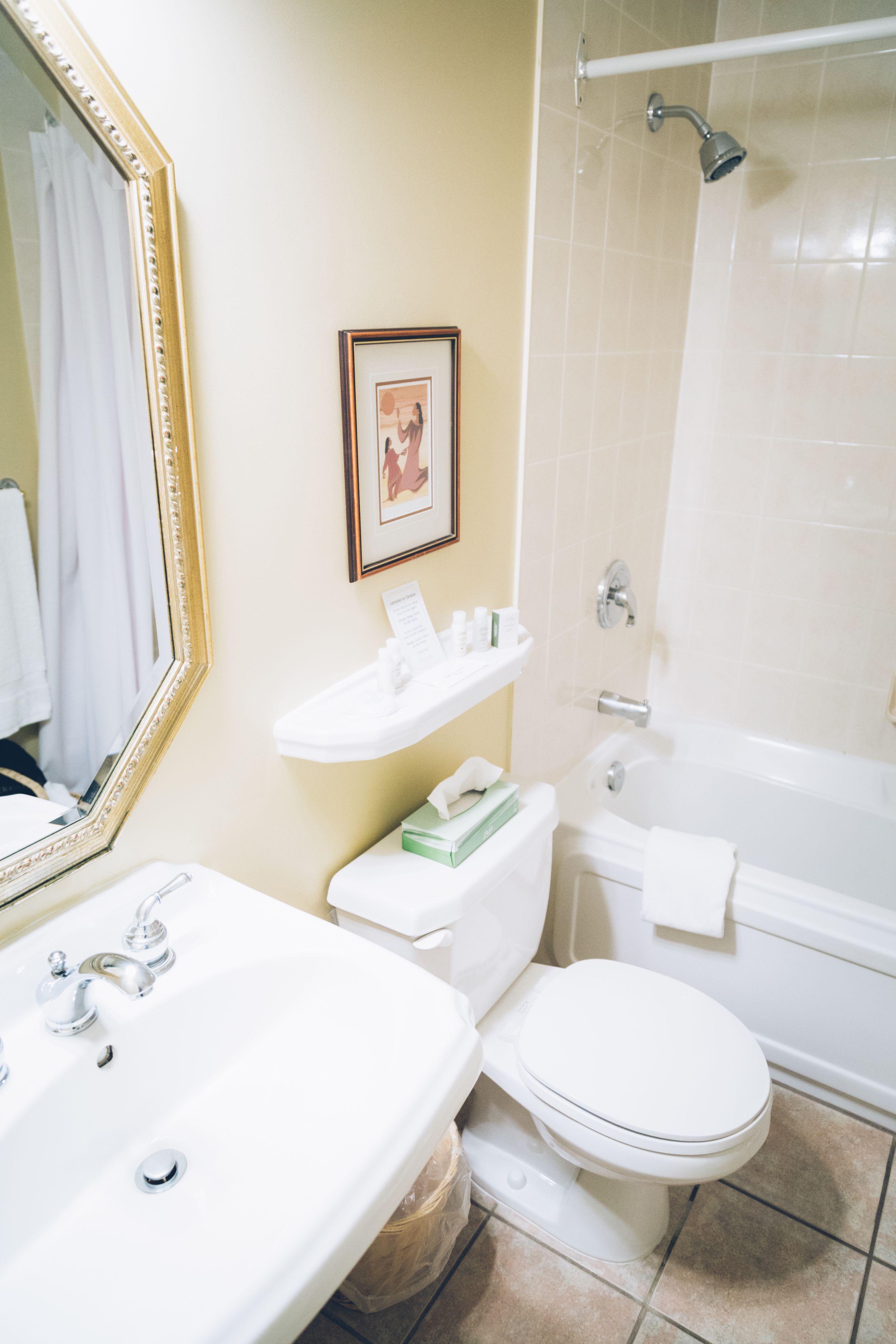 Un bagno con lavandino, WC e vasca da bagno.