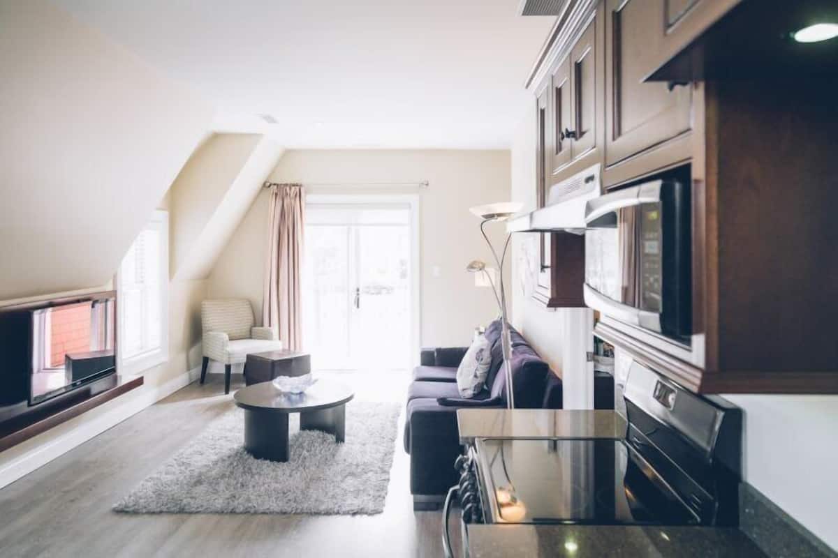 superior room, 1 king bed | living area | flat-screen tv, ipod dock, books