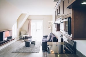 Superior-Zimmer, 1 King-Bett | Wohnbereich | Flachbildfernseher, iPod-Dockingstation, Bücher