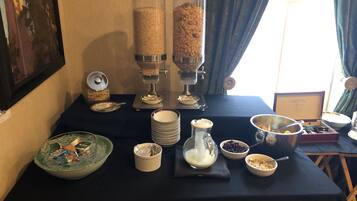 朝食 (テイクアウト)、毎日提供 (無料)