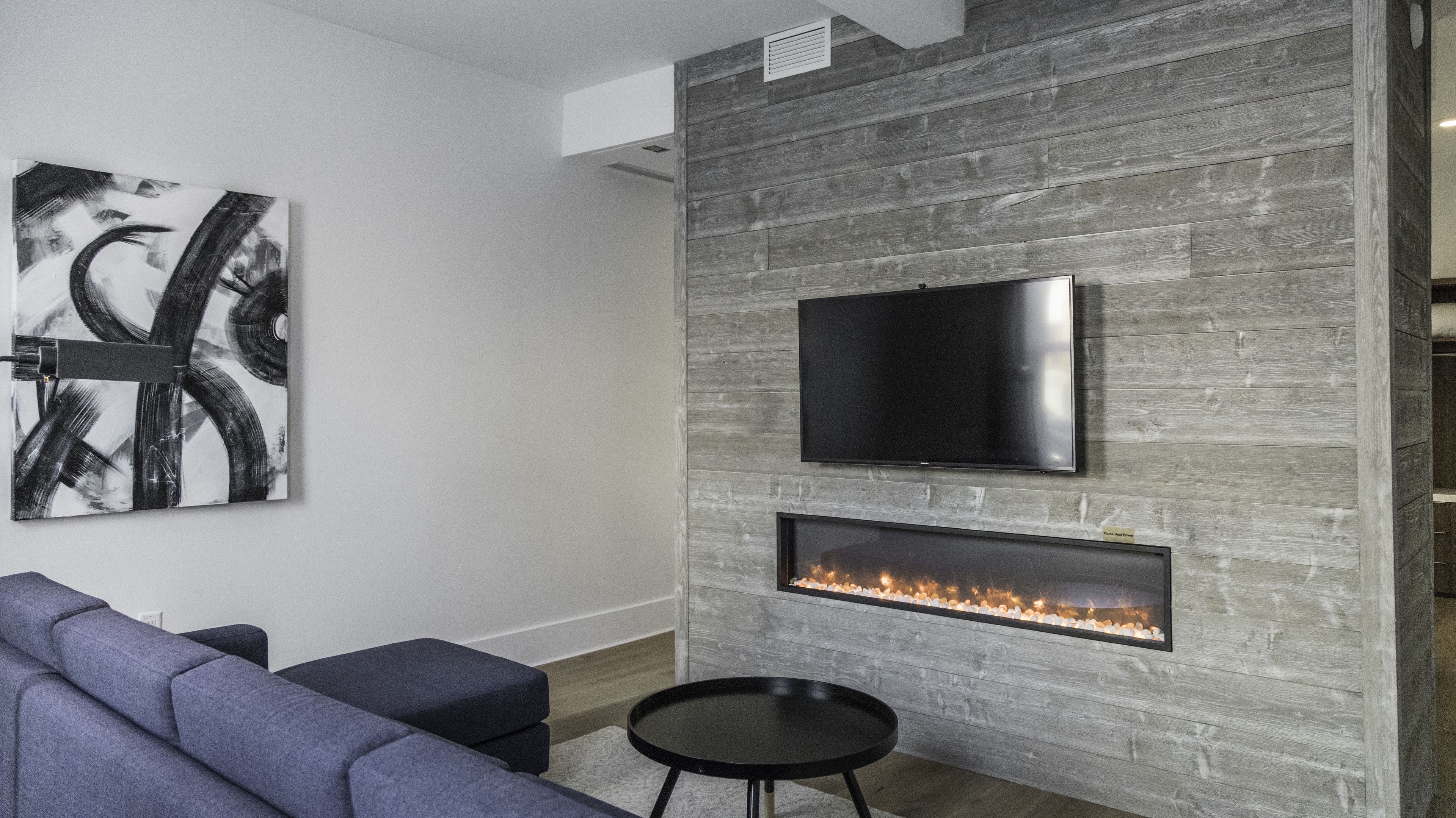 deluxe room, 1 king bed | premium bedding, down duvets, pillow-top beds, minibar