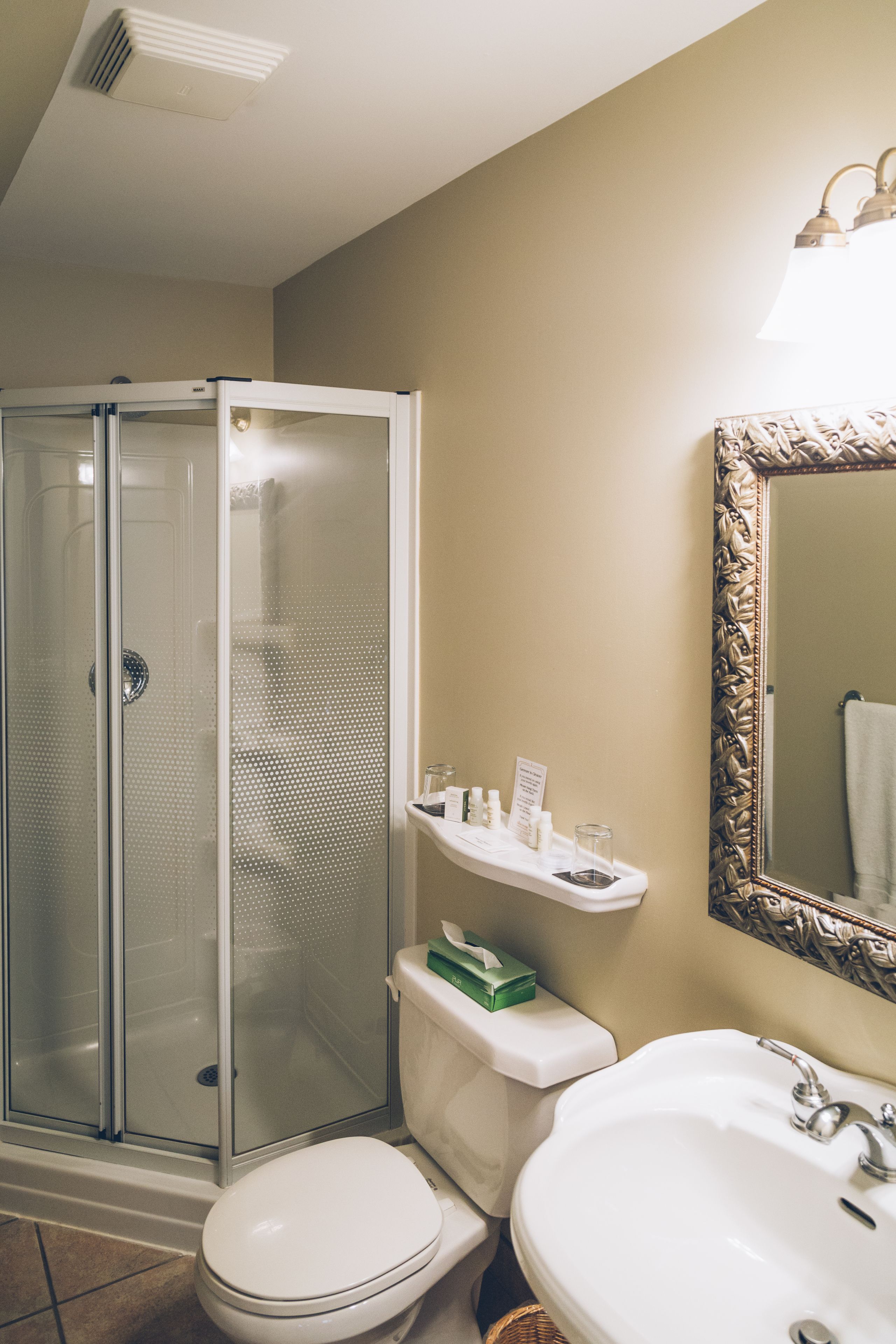 deluxe room, 1 king bed | bathroom | combined shower/bathtub, designer toiletries, hair dryer, bathrobes