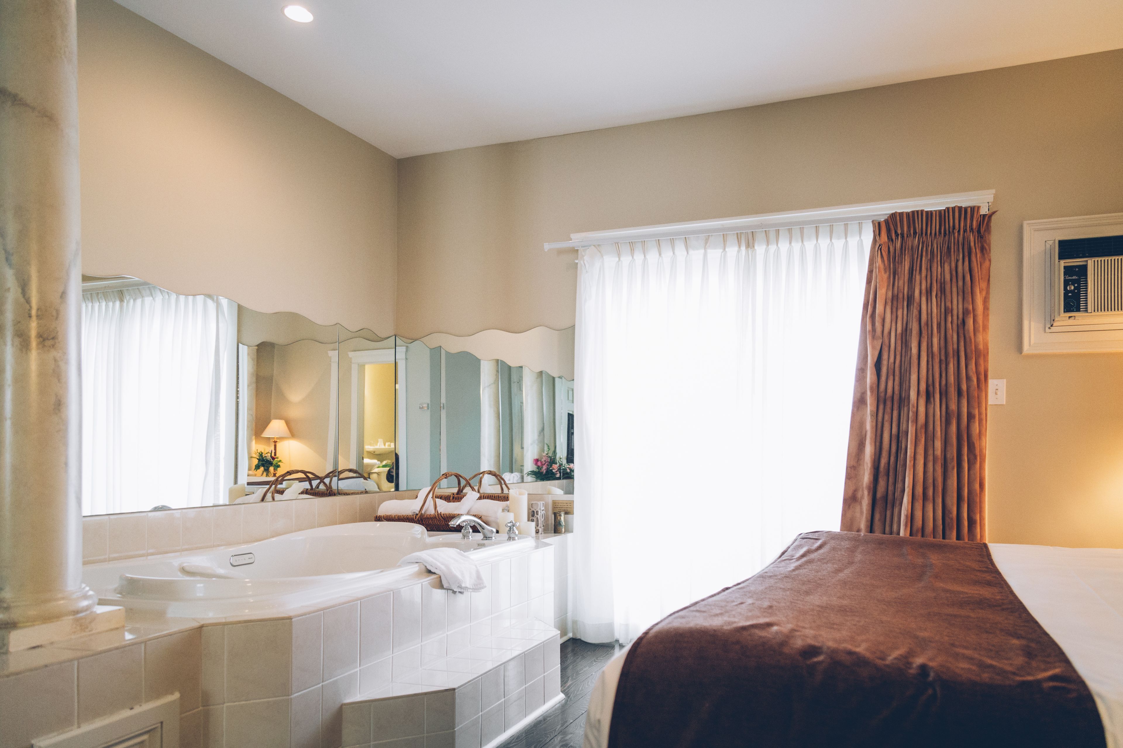 romantic suite, 1 king bed | jetted bathtub