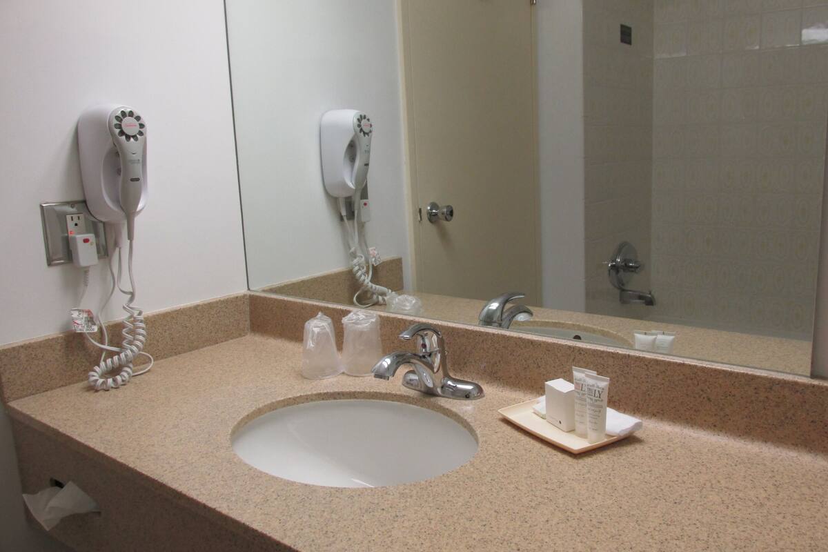 standard room, 1 queen bed | bathroom amenities | combined shower/bathtub, designer toiletries, hair dryer, towels