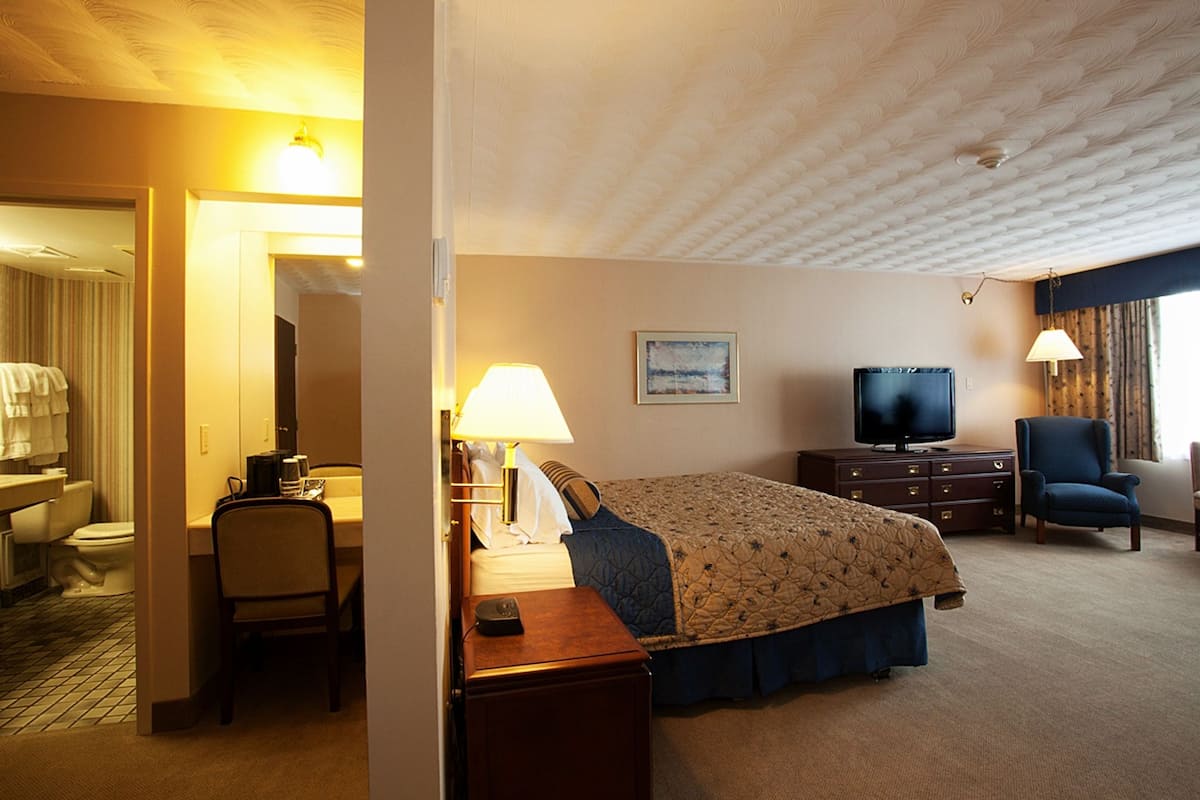 deluxe king | 1 bedroom, premium bedding, down duvets, pillow-top beds