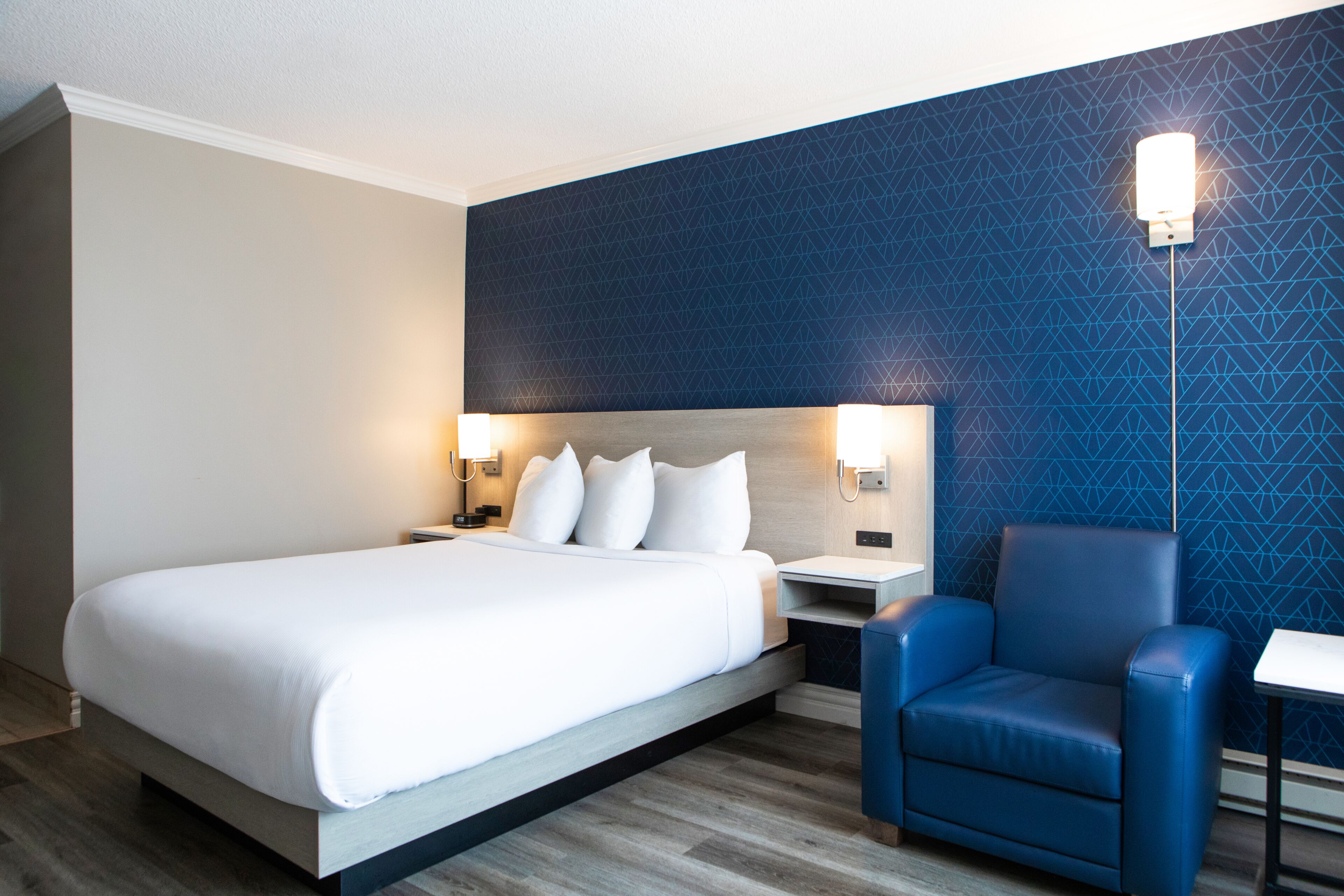 Queen Room with Drive Up Access | Ropa de cama de alta calidad, edredón y camas con pillow-top 