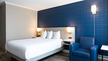 Queen Room with Drive Up Access | Ropa de cama de alta calidad, edredón y camas con pillow-top