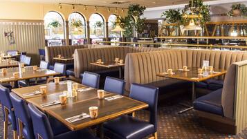 Sarapan lengkap setiap hari dengan biaya tambahan