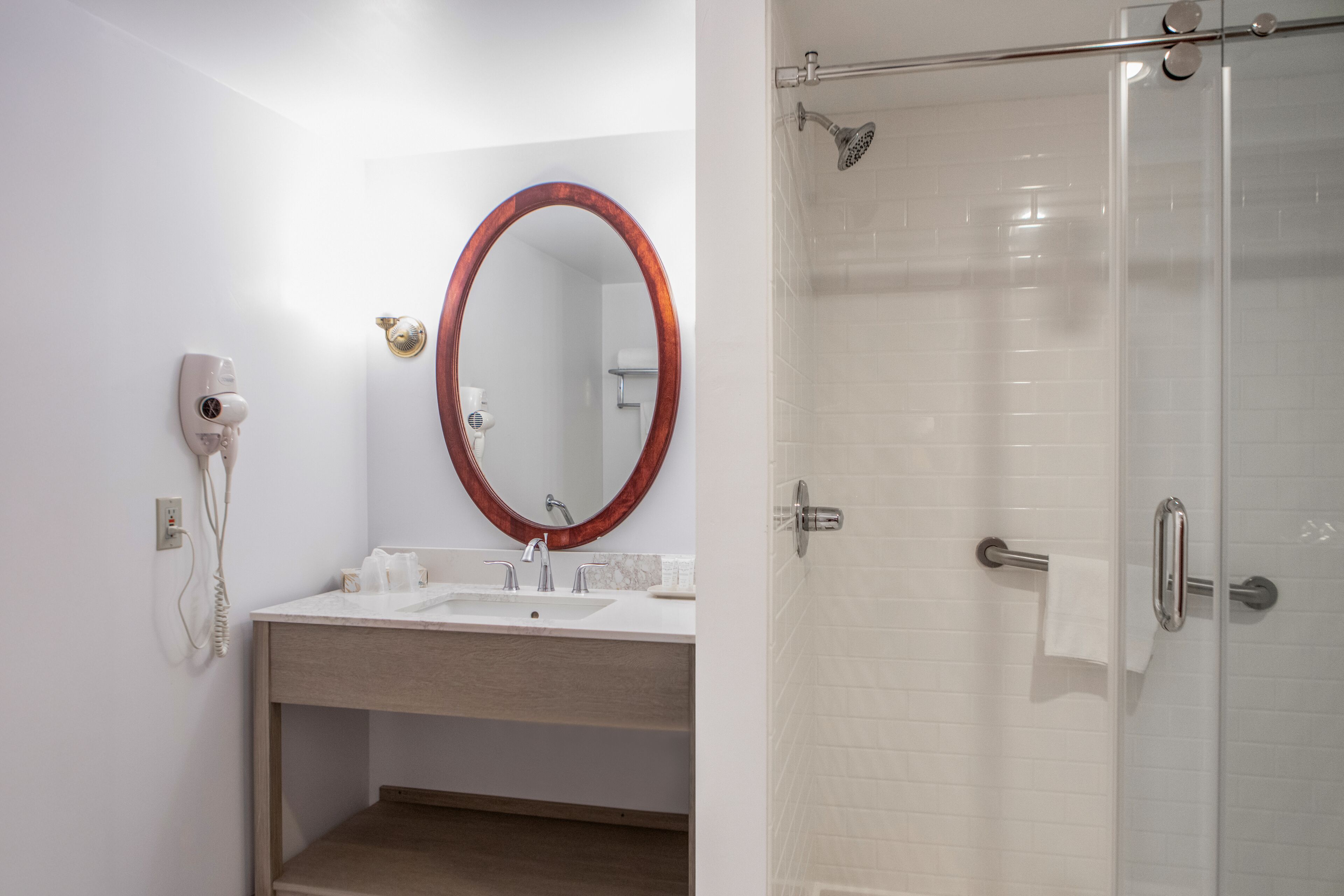 Deluxe King | Bathroom | Combined shower/bathtub, designer toiletries, hair dryer, towels