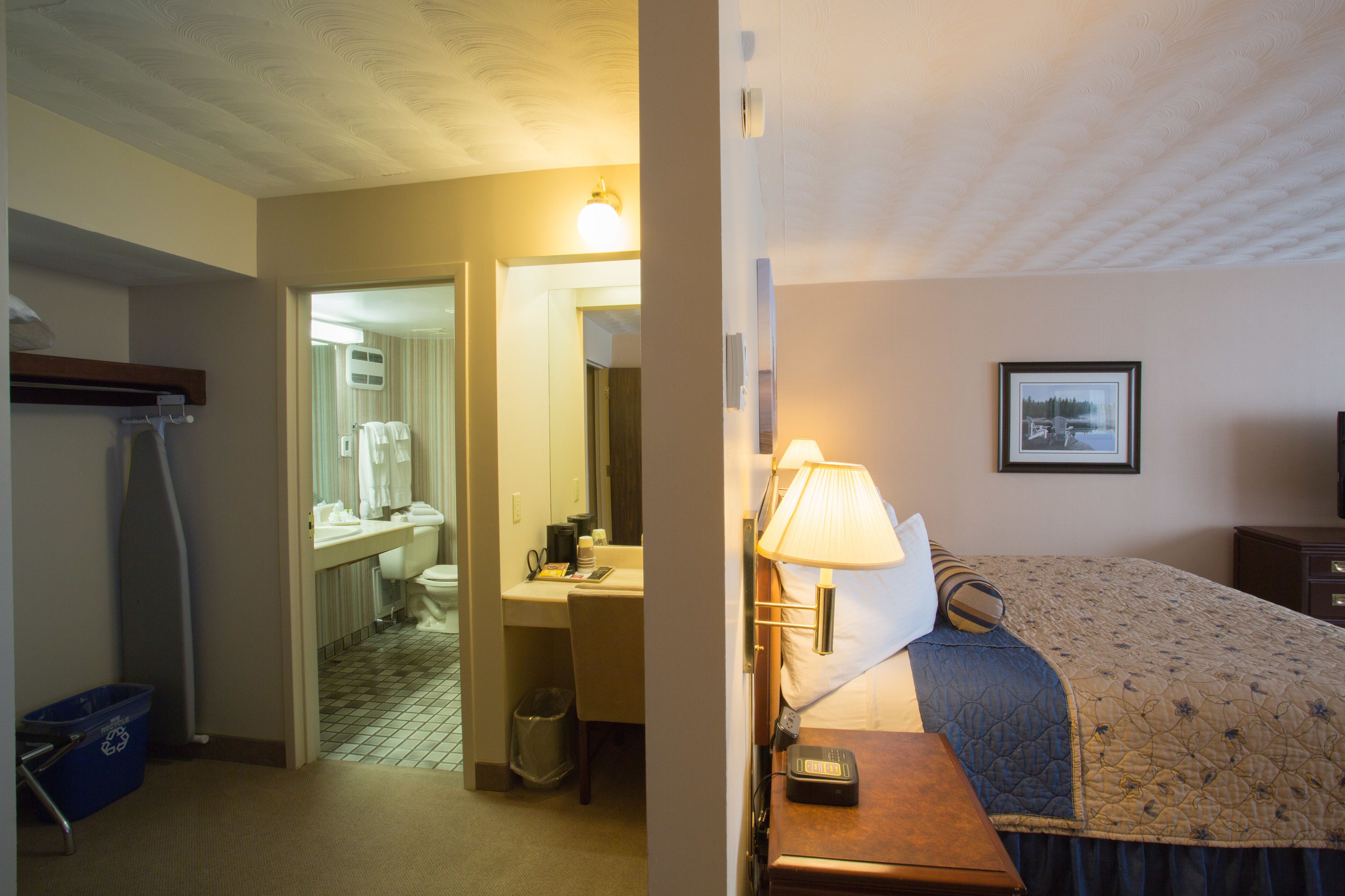 deluxe king | bathroom | combined shower/bathtub, designer toiletries, hair dryer, towels