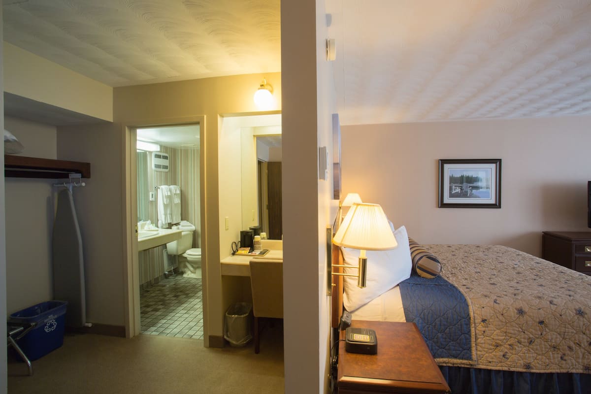 deluxe king | bathroom | combined shower/bathtub, designer toiletries, hair dryer, towels