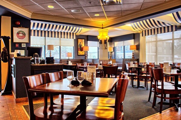 Breakfast, lunch, dinner served; American cuisine  - Maritime Inn Antigonish (Antigonish)