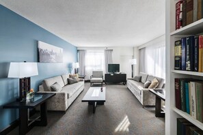 이그제큐티브 스위트, 킹사이즈침대 1개 및 소파베드 | 거실 | 케이블/위성 채널 시청이 가능한 37인치 평면 TV, TV