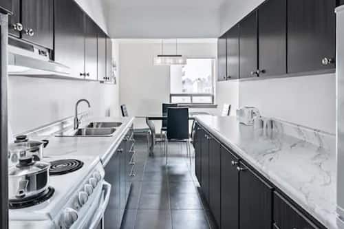 Suite exécutive, 1 très grand lit et 1 canapé-lit | Cuisine privée | Cafetière-théière