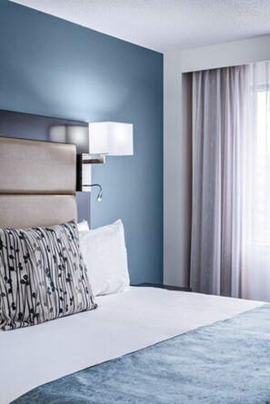 Ropa de cama hipoalergénica y tabla de planchar con plancha 