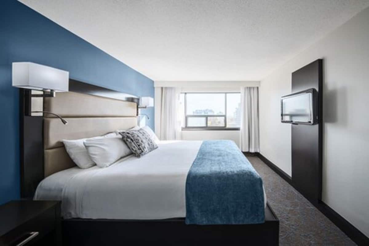 Suite, 1 Bedroom | Iron/ironing board, free cribs/infant beds, free WiFi, bed sheets