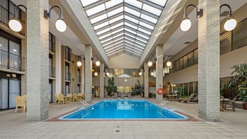 Innenpool, geöffnet von 08:00 Uhr bis 22:00 Uhr, Liegestühle