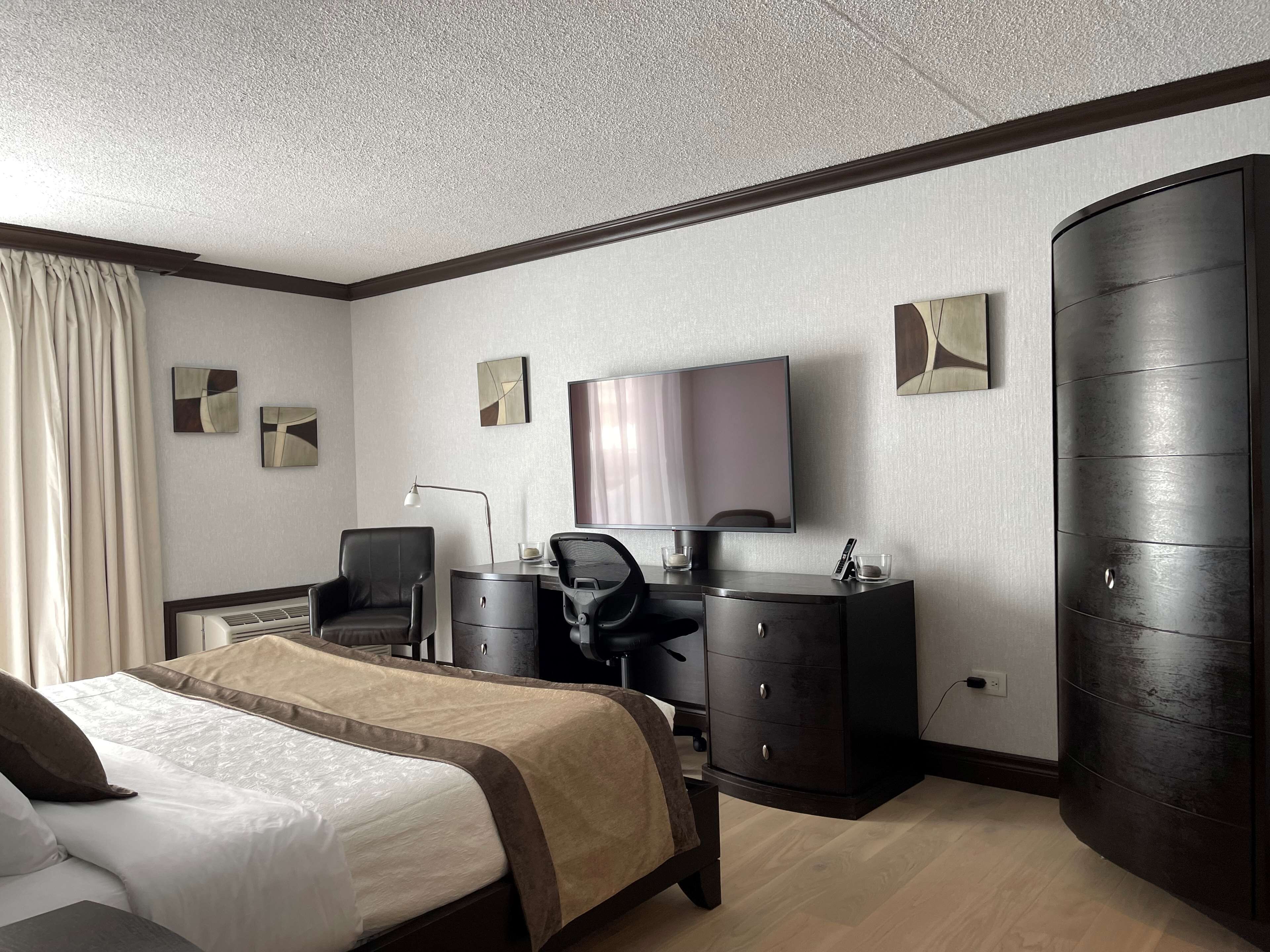 Suite, 1 King Bed, Non Smoking, Refrigerator