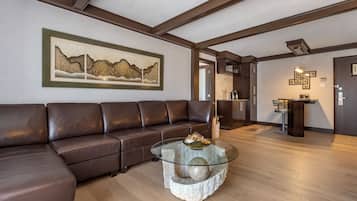 Suite, 1 King Bed, Non Smoking, Refrigerator | Living area