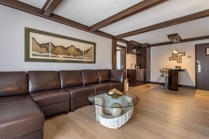 Suite, 1 kingsize-seng, ikke-røyk, kjøleskap | Oppholdsområde | En 42-tommers TV med Parabol-TV samt premierefilmer