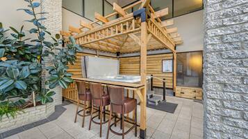 Piscine couverte, accès possible de 08 h 00 à 22 h 00, chaises longues