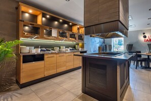 Petit déjeuner complet servi tous les jours en supplément