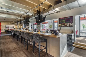 Bar (on property) - Best Western Hotel Universel Drummondville (Drummondville)