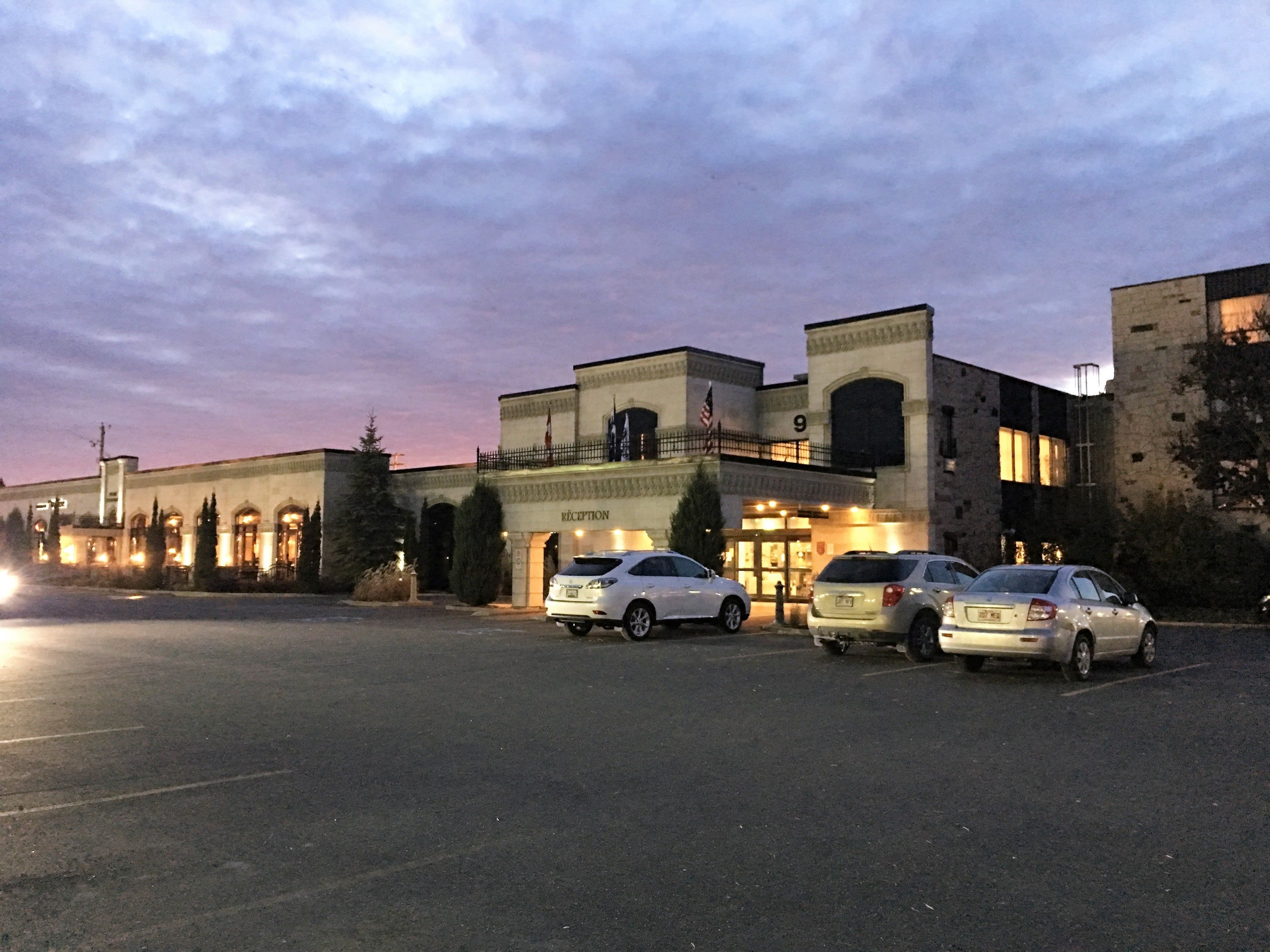 Depan hartanah - siang/malam