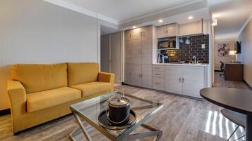 Suite, 2 Queen-Betten, Nichtraucher, Kühlschrank | Wohnbereich | 42-Zoll-Fernseher mit Satellitenempfang, aktuelle Filme