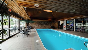 Indoor pool, sun loungers