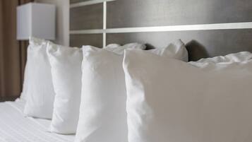 Rom – deluxe, 1 kingsize-seng | Sengetøy av topp kvalitet, dundyner og skrivebord