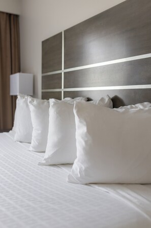 Habitación Deluxe, 1 cama King size | Ropa de cama de alta calidad, edredón y escritorio 