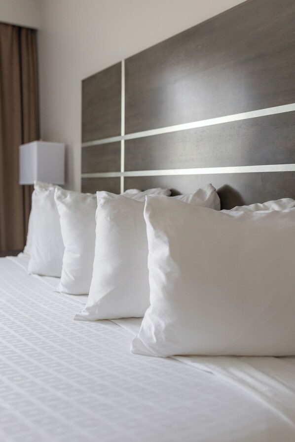 高級寢具、羽絨被、書桌、筆電工作空間